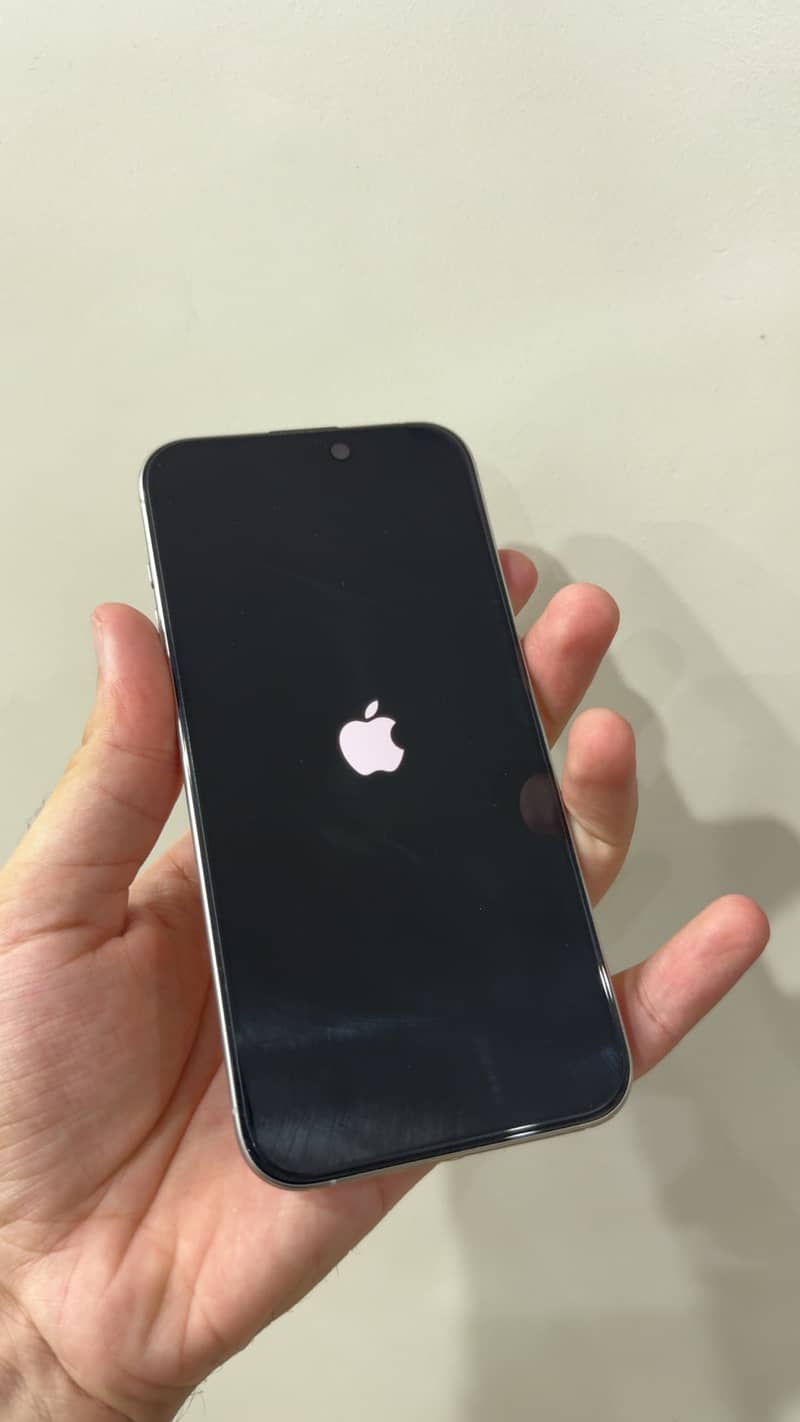 Apple iPhone 15 Pro Max 2