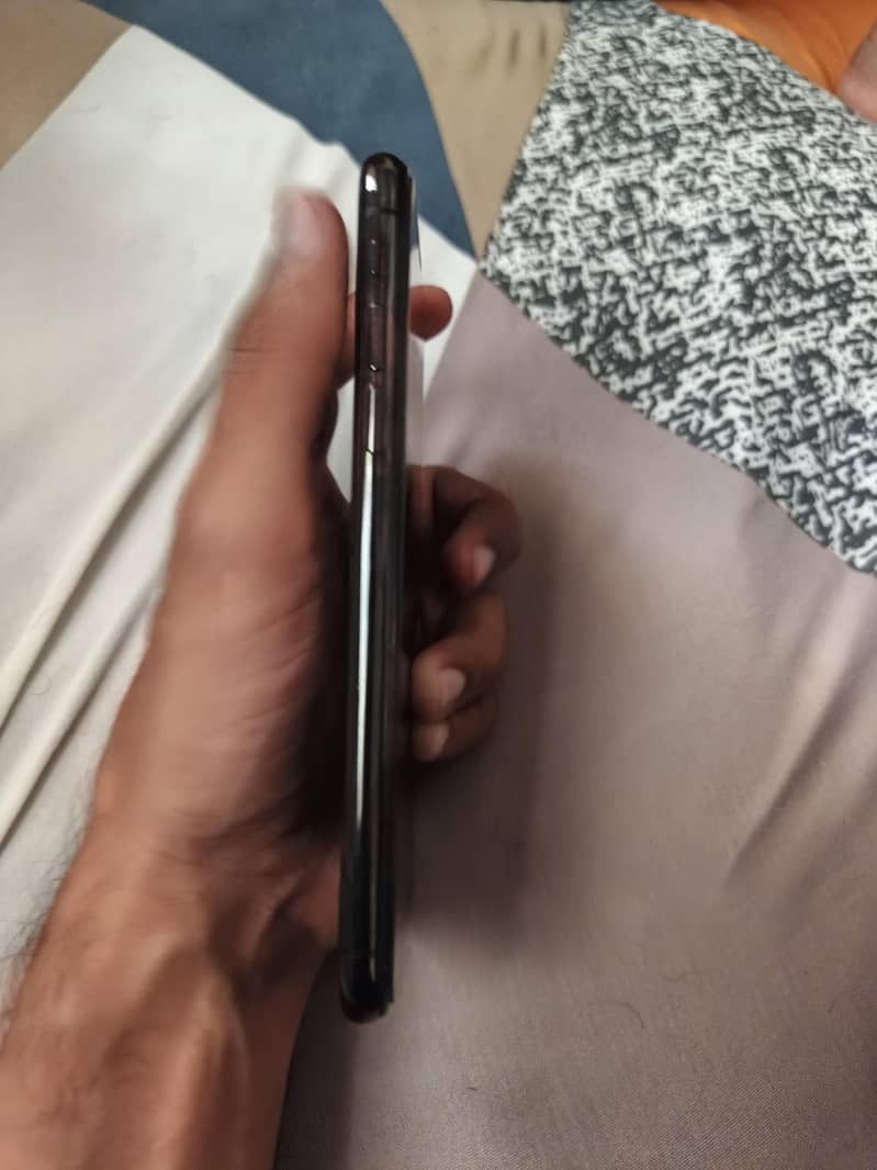 Apple iPhone X 4