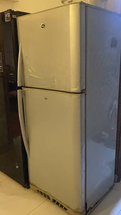 Refrigerator 9/10 condition for sale