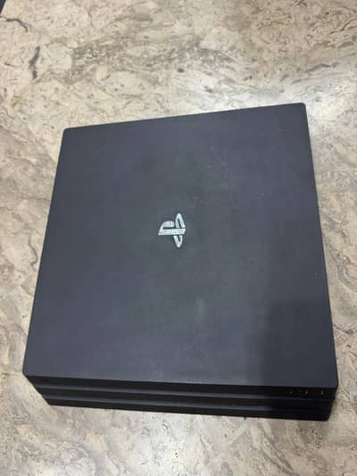 Ps4 pro 1TB 9.0 Jailbreak with two original controllers and box