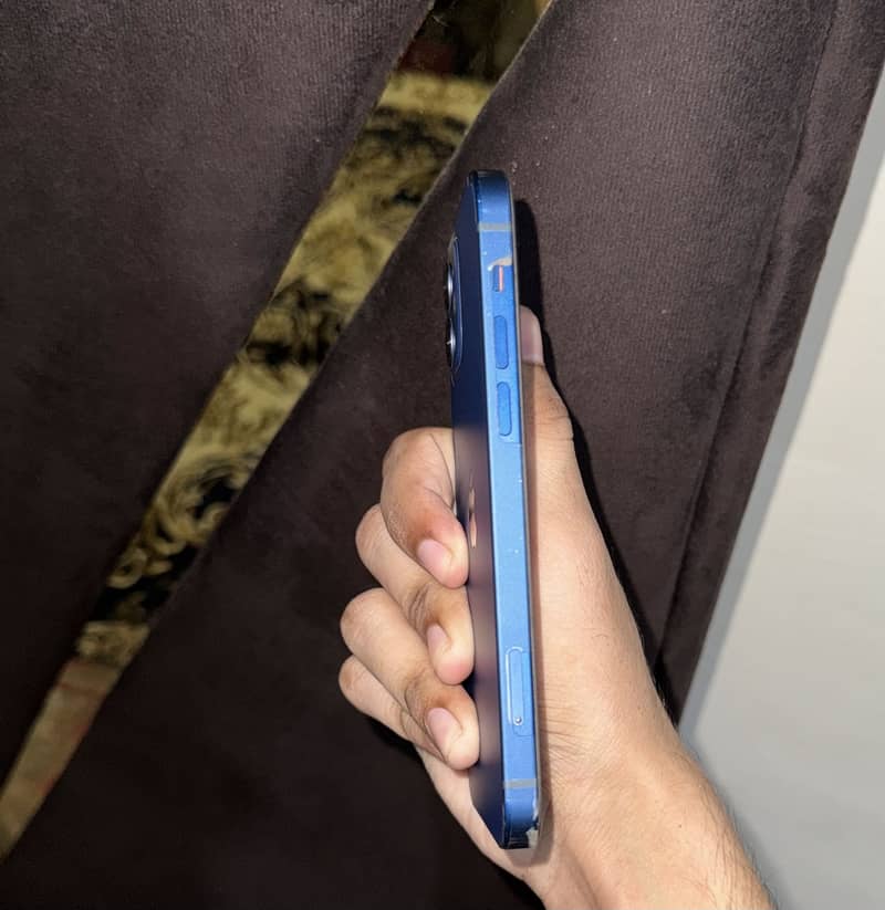 Apple iPhone 12 4