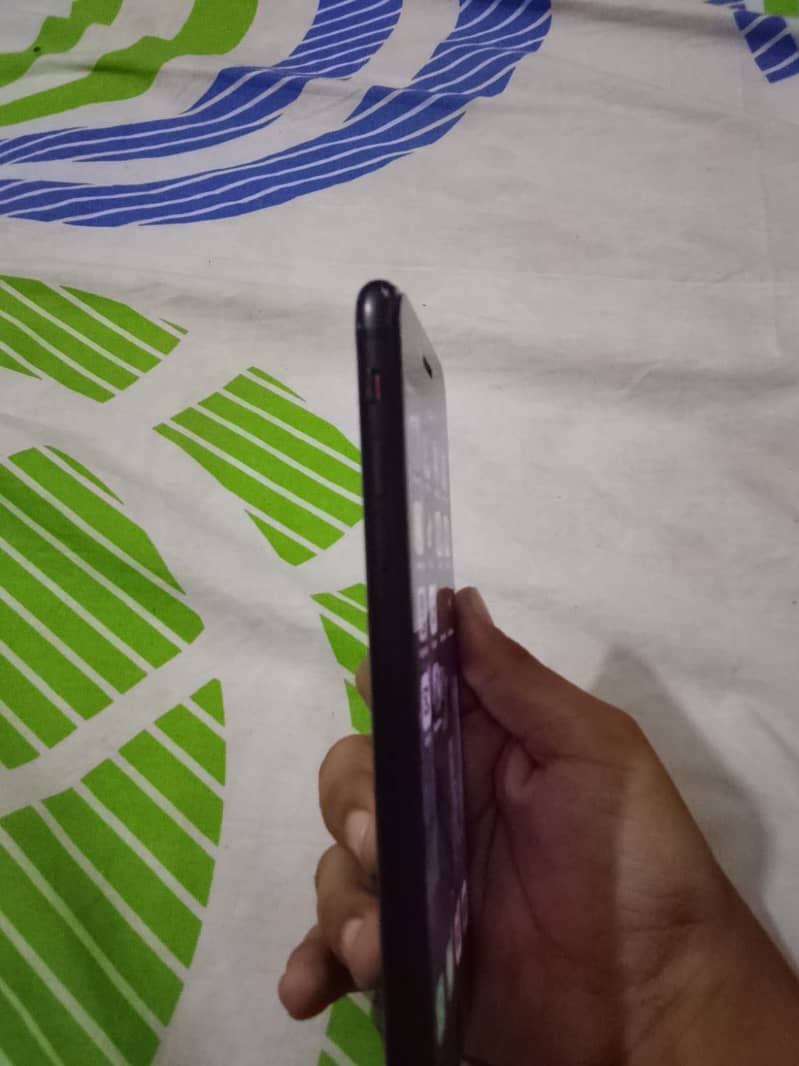 Apple iPhone 7 Plus 6