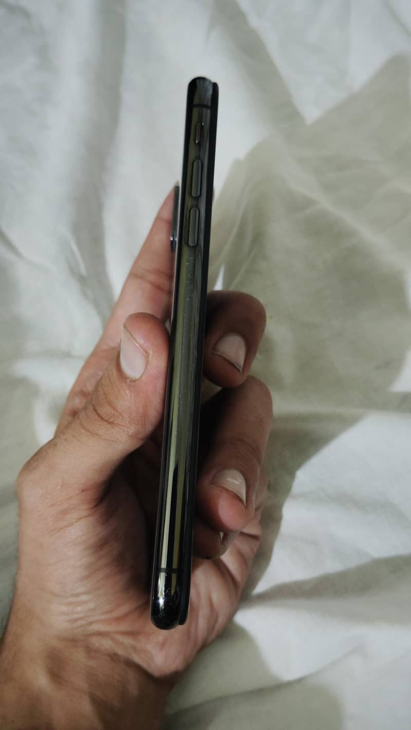Apple iPhone X 4