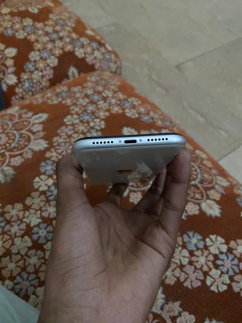 Apple iPhone 11 3