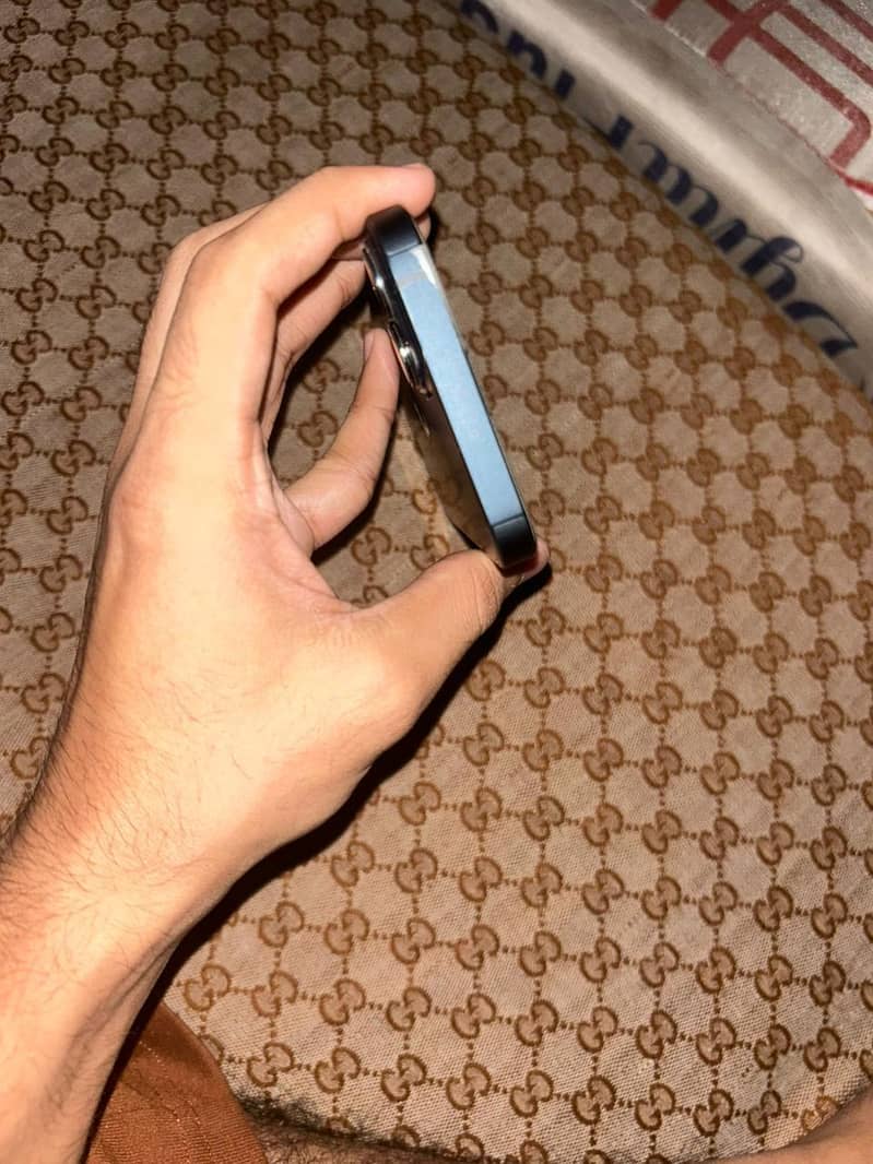 Apple iPhone 13 2