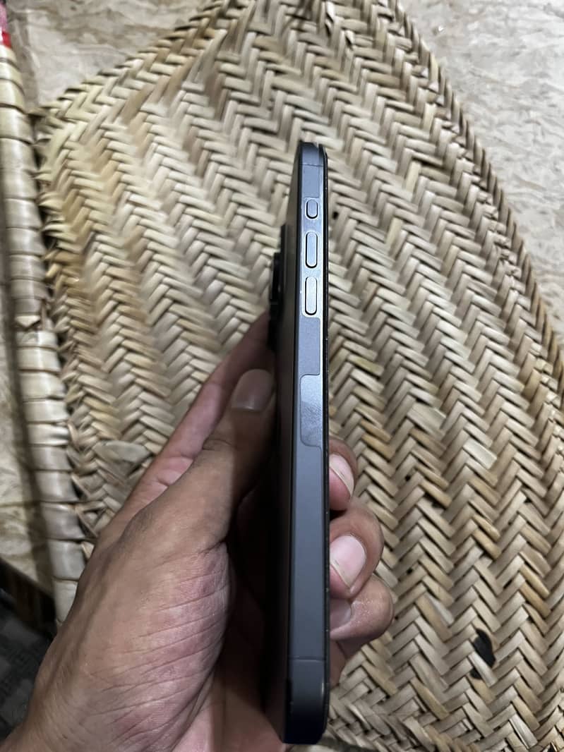 Apple iPhone 15 Pro Max 2