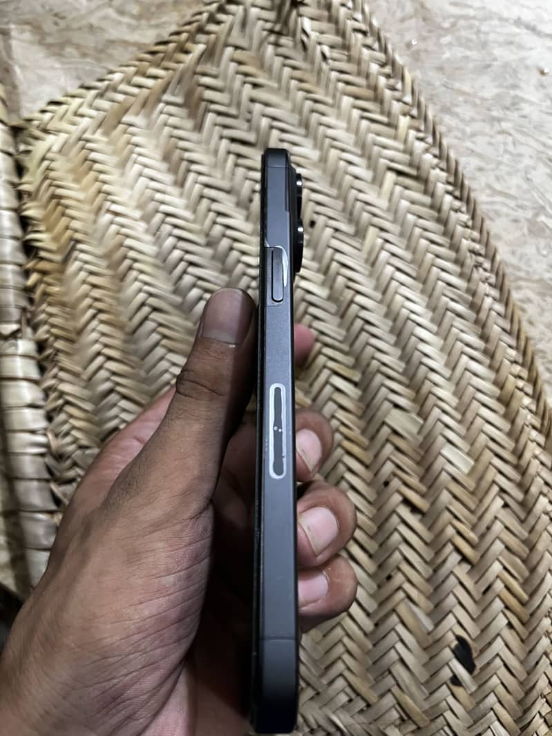 Apple iPhone 15 Pro Max 3