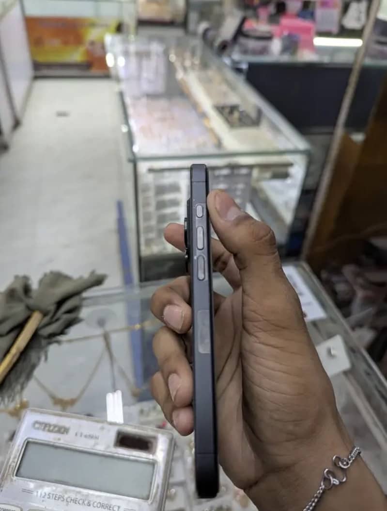 Apple iPhone 15 Pro 4