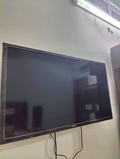 32 Inch Smart LED TV – HD Display | Built-in WiFi