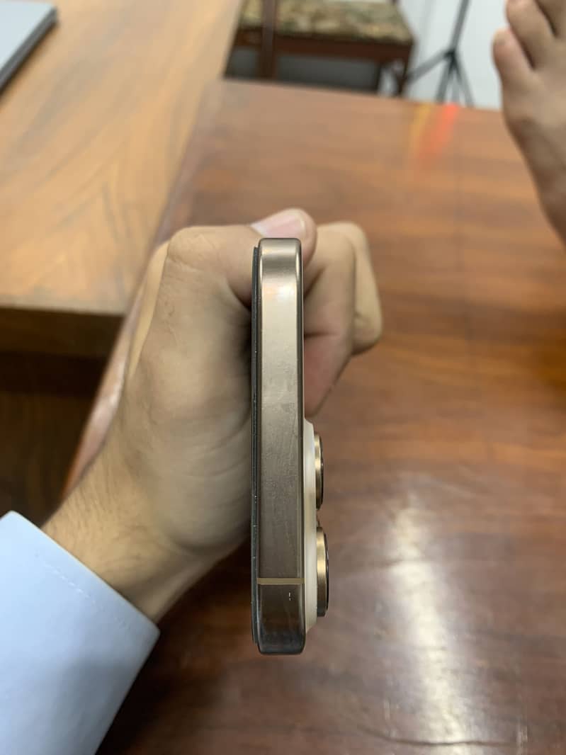 Apple iPhone 16 Pro Max 2