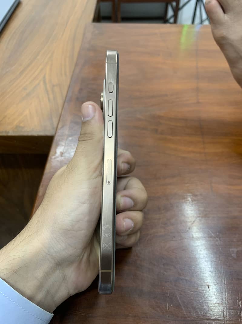 Apple iPhone 16 Pro Max 6