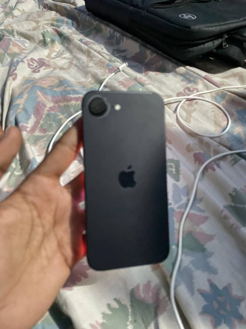 Apple iPhone 16e 0