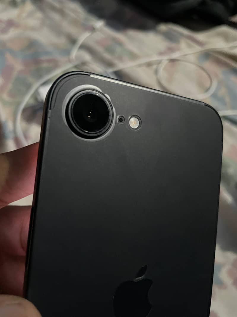 Apple iPhone 16e 1