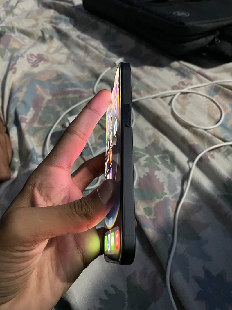 Apple iPhone 16e 3