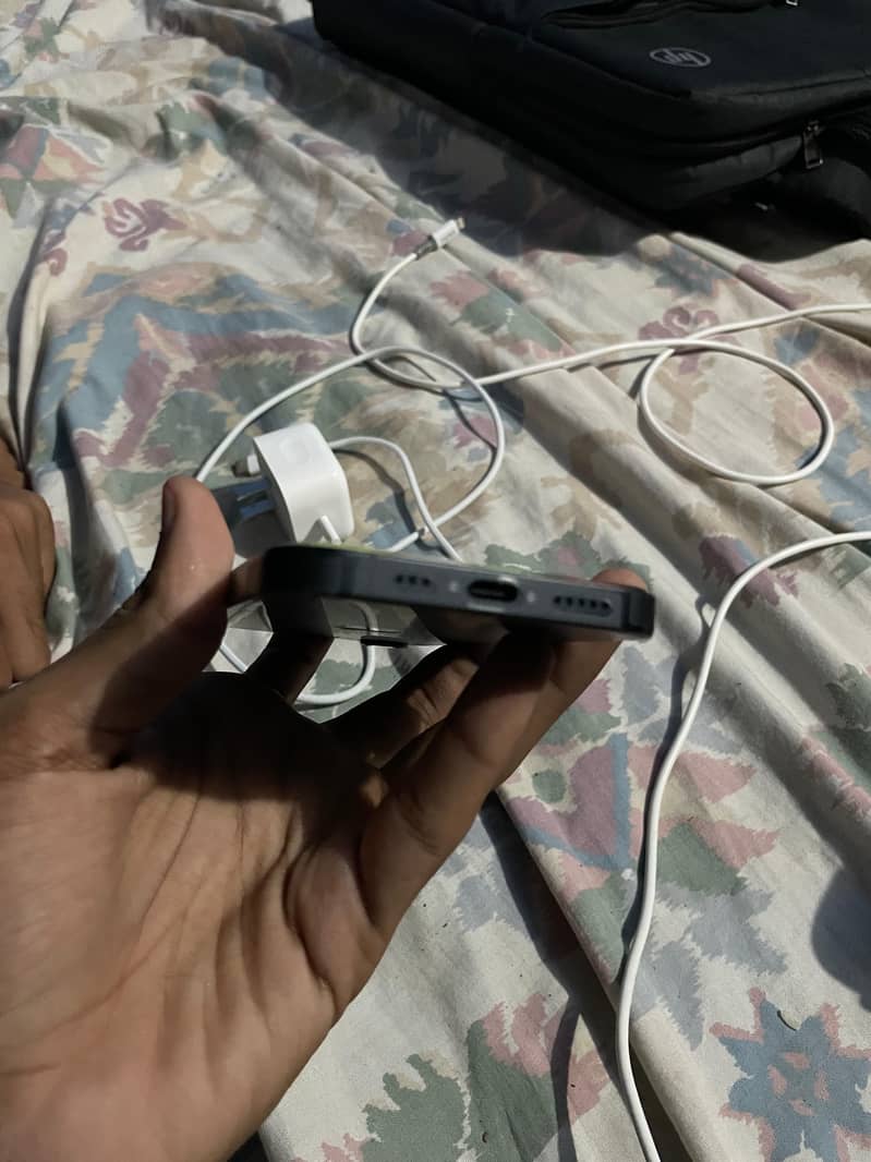 Apple iPhone 16e 4