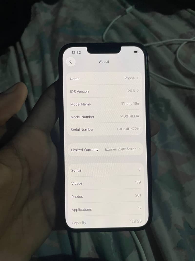 Apple iPhone 16e 6