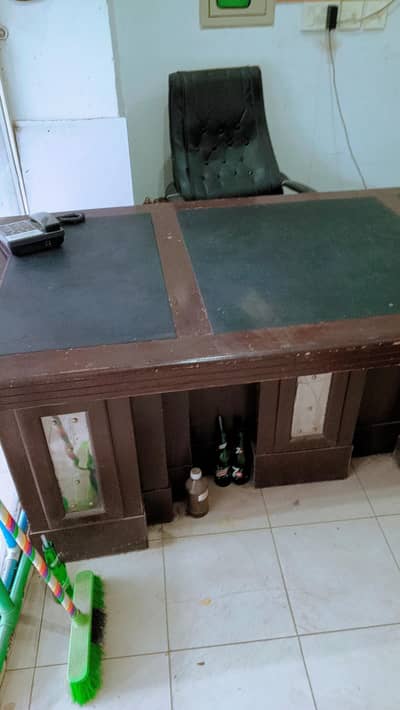Office table for sale 8000