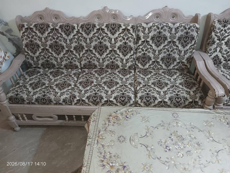 5 Seatter Sofa + table 1