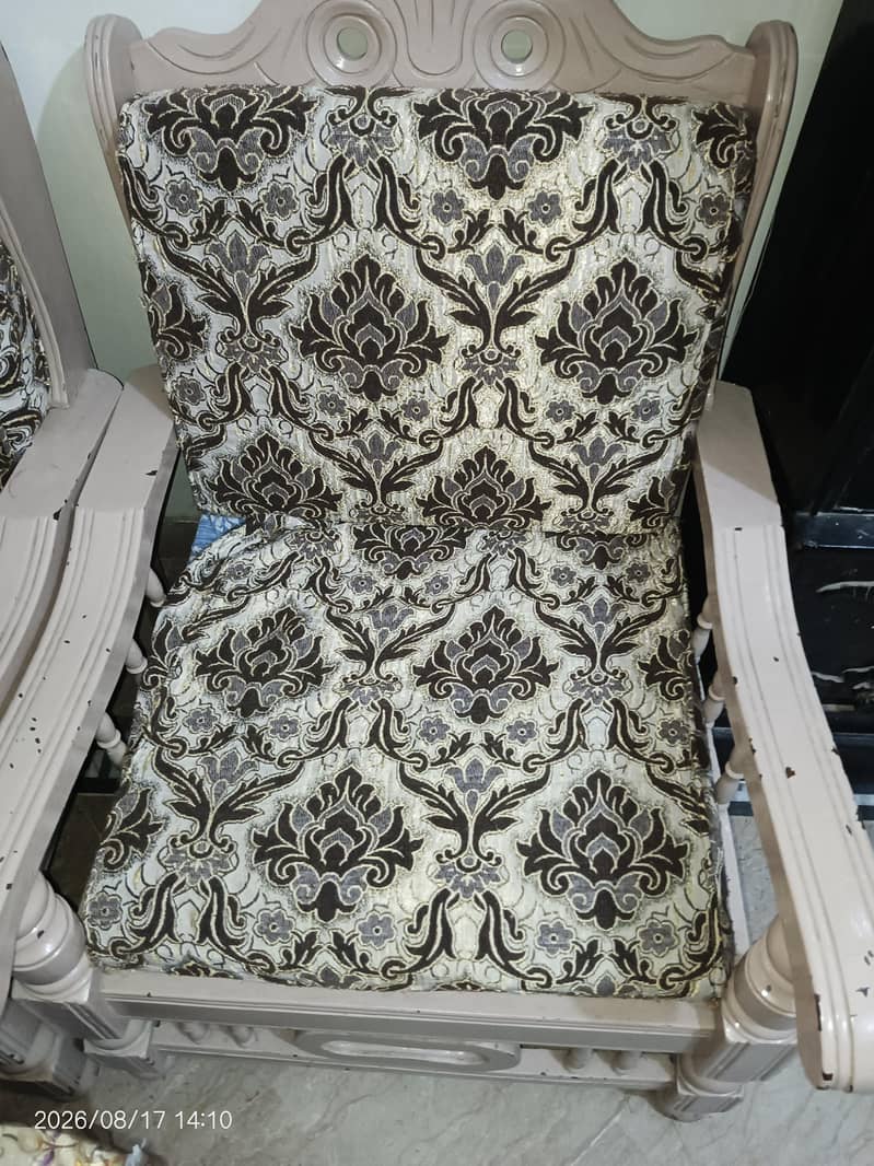 5 Seatter Sofa + table 3