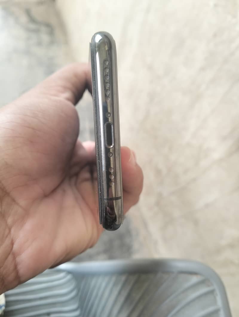 Apple iPhone XS 4