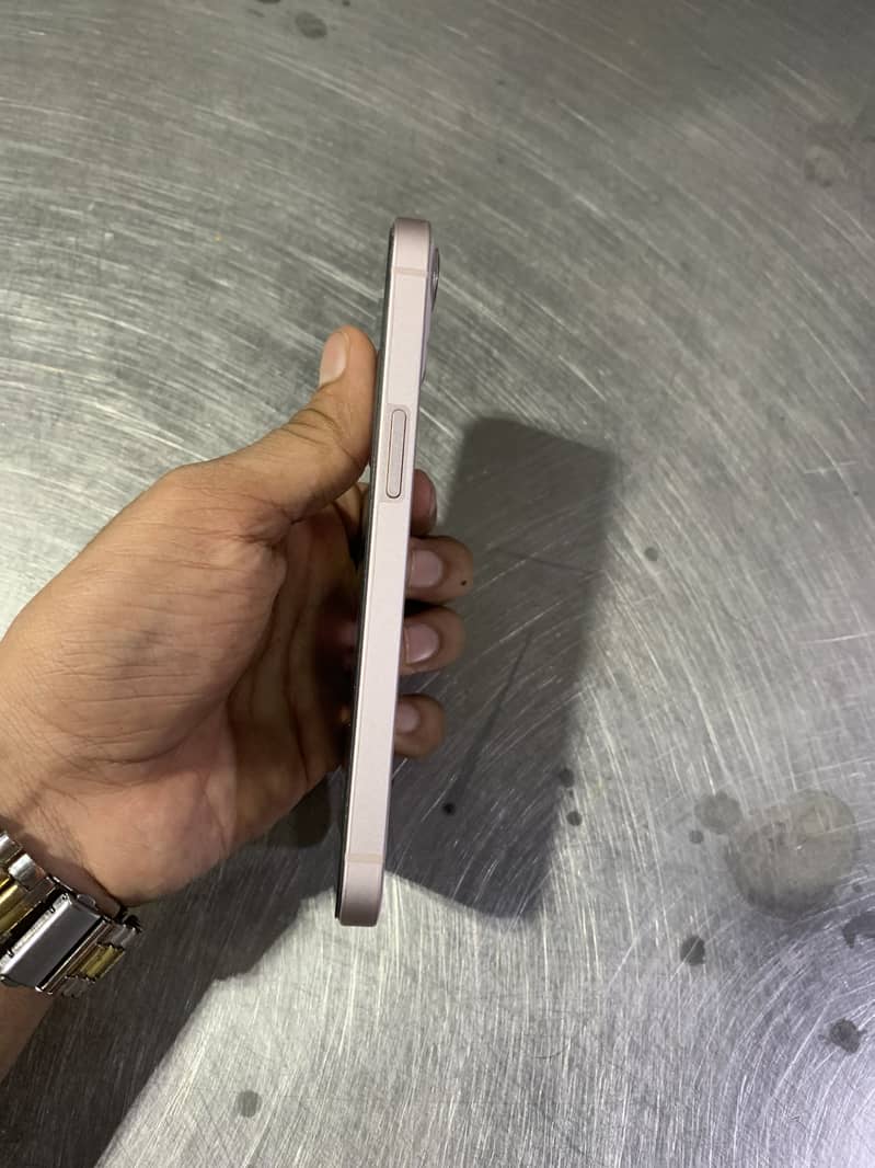 Apple iPhone 13 4