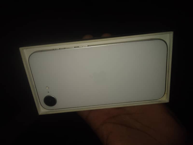 Apple iPhone 16e 1