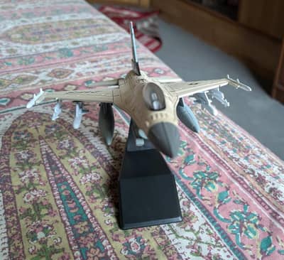 F-16 Viper Model 1/72 scale