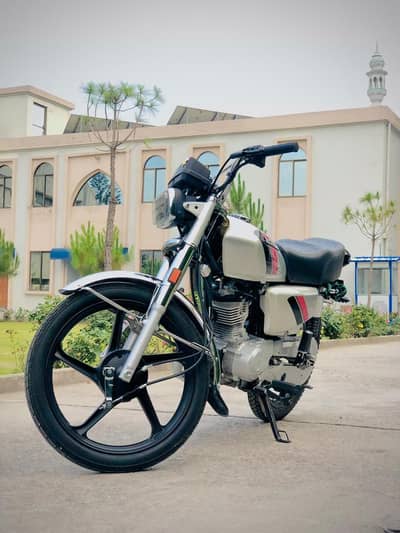 Bike for sale honda CG 125 red colour 10 by 10 1300 km used
