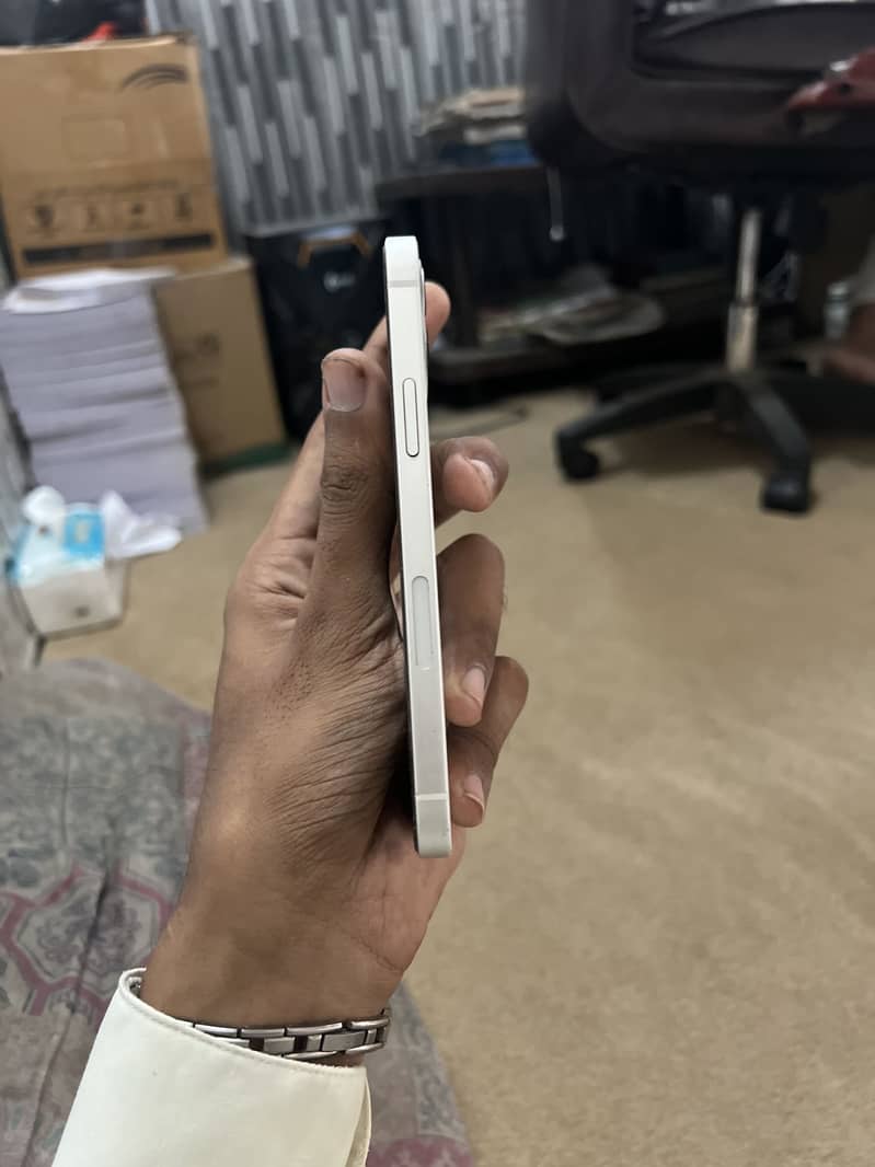 Apple iPhone 12 4