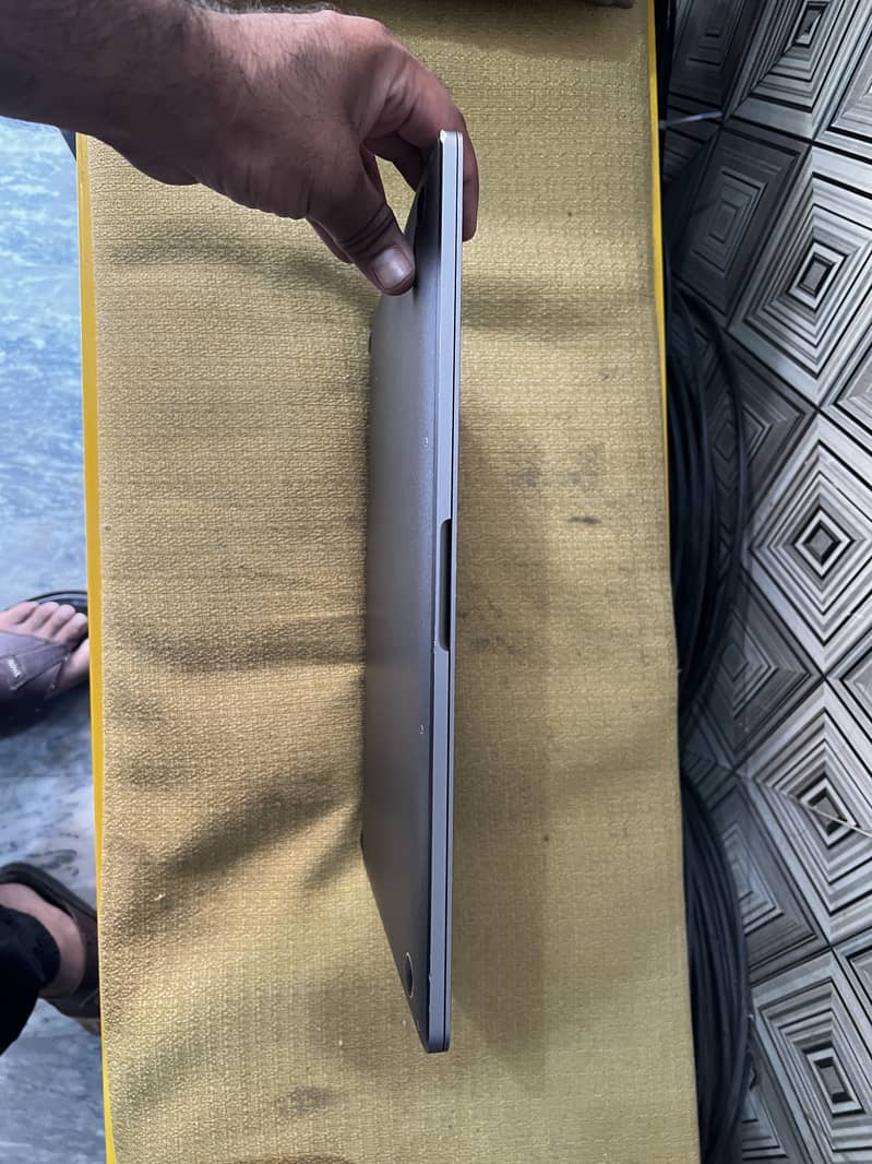 MAC BOOK PRO 2016 8