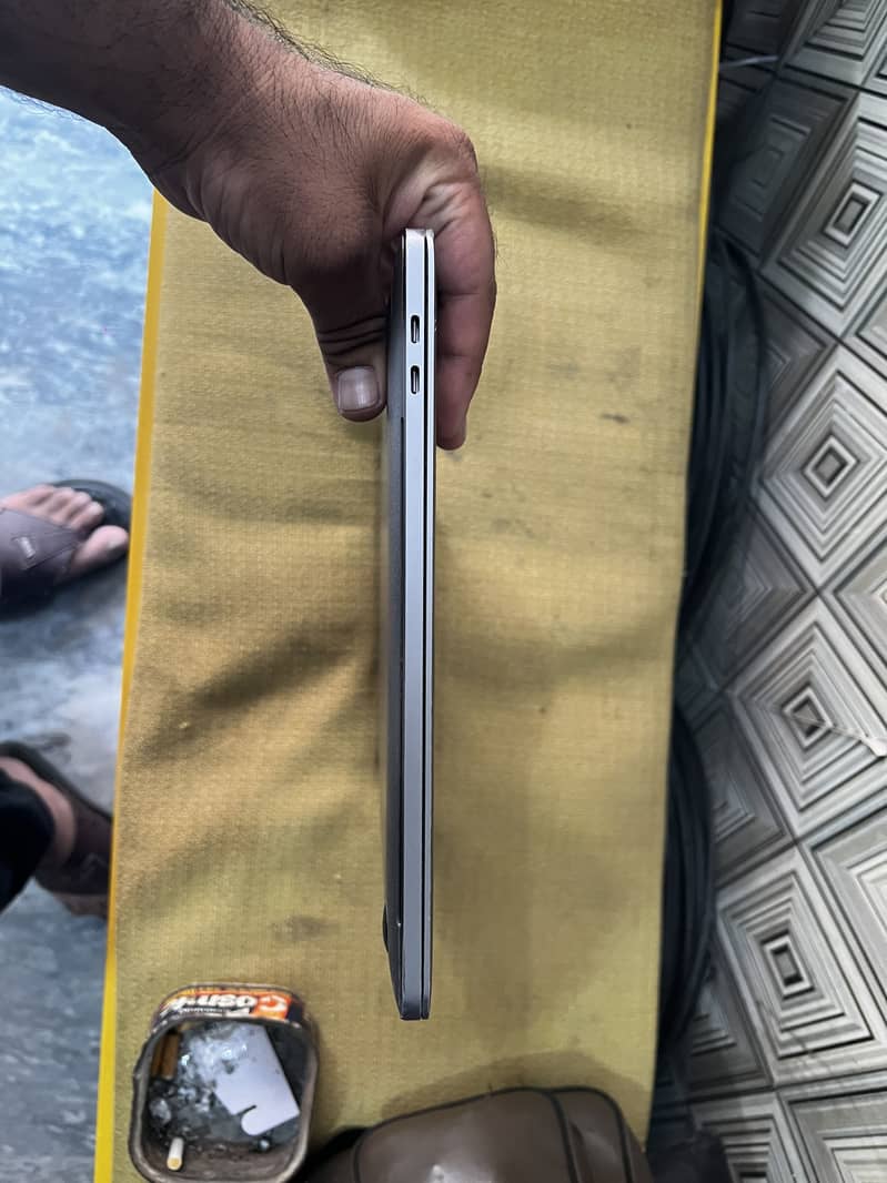 MAC BOOK PRO 2016 9