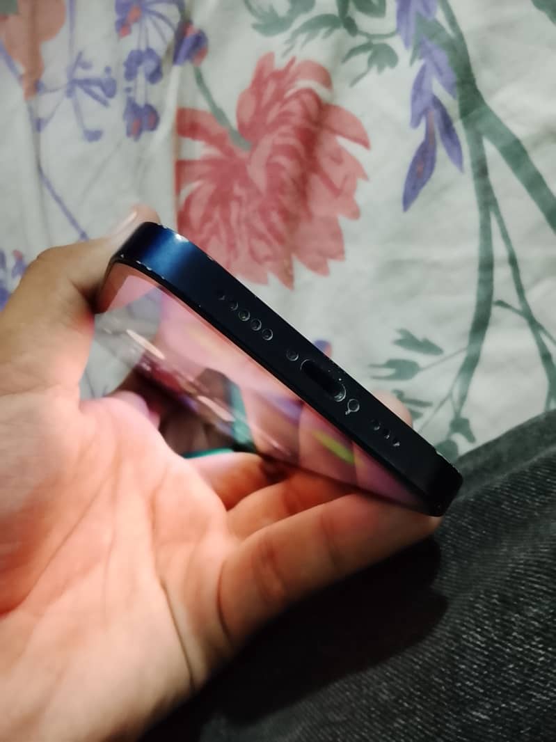 Apple iPhone 12 4