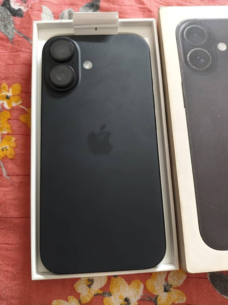 Apple iPhone 16 3