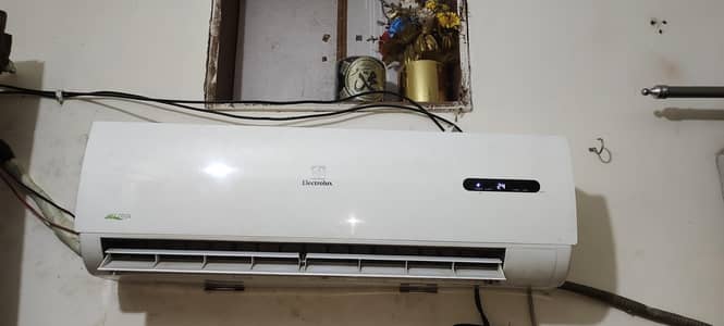 1.5 Electrolux Non Inverter Ac Just Like Brand New