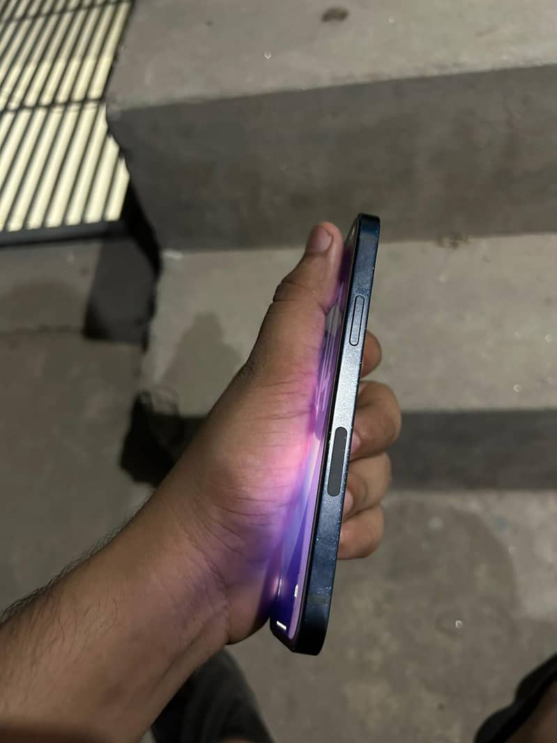 Apple iPhone 12 4