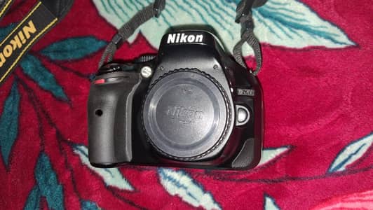 NIKON D5200 FOR SALE