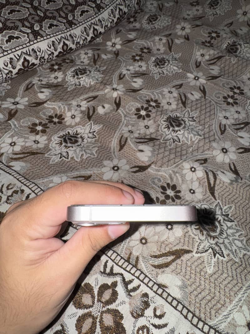 Apple iPhone 13 1
