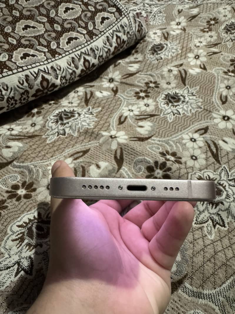 Apple iPhone 13 5