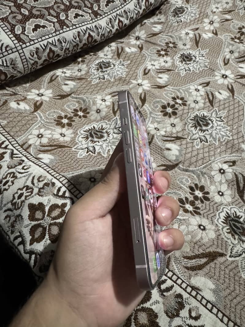 Apple iPhone 13 7