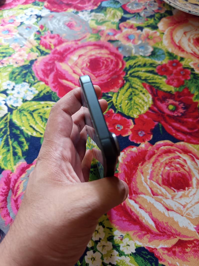 Apple iPhone 16 1