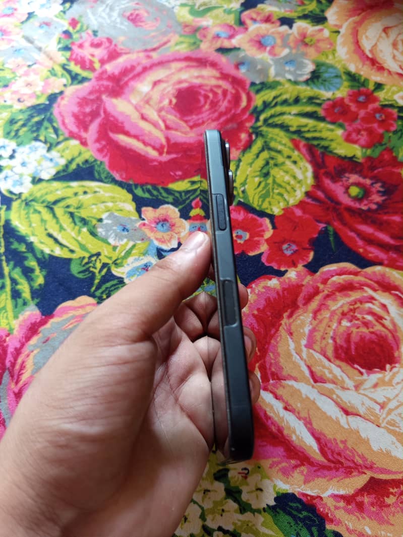 Apple iPhone 16 4