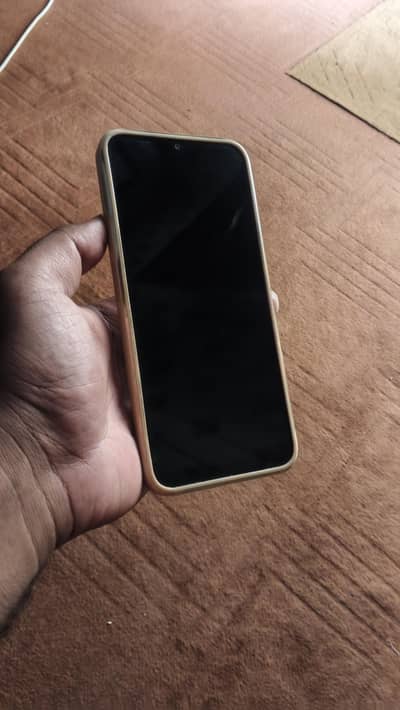 Infinix Hot 8 Lite single hand use