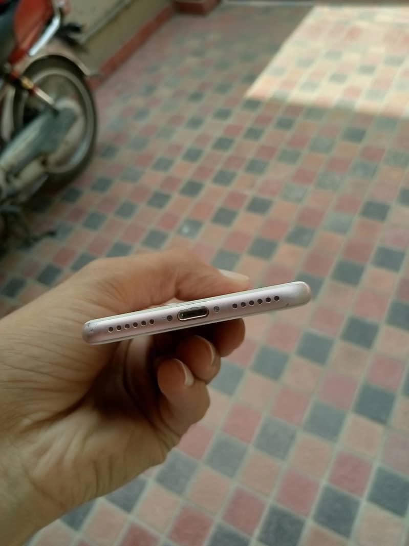 Apple iPhone 7 3