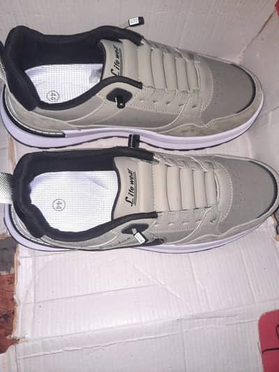 Sneakers/shoes  Size 9