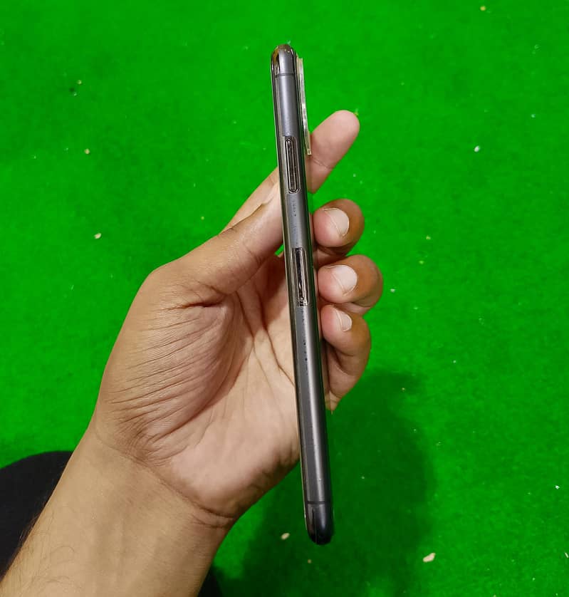 Apple iPhone 11 Pro Max 2