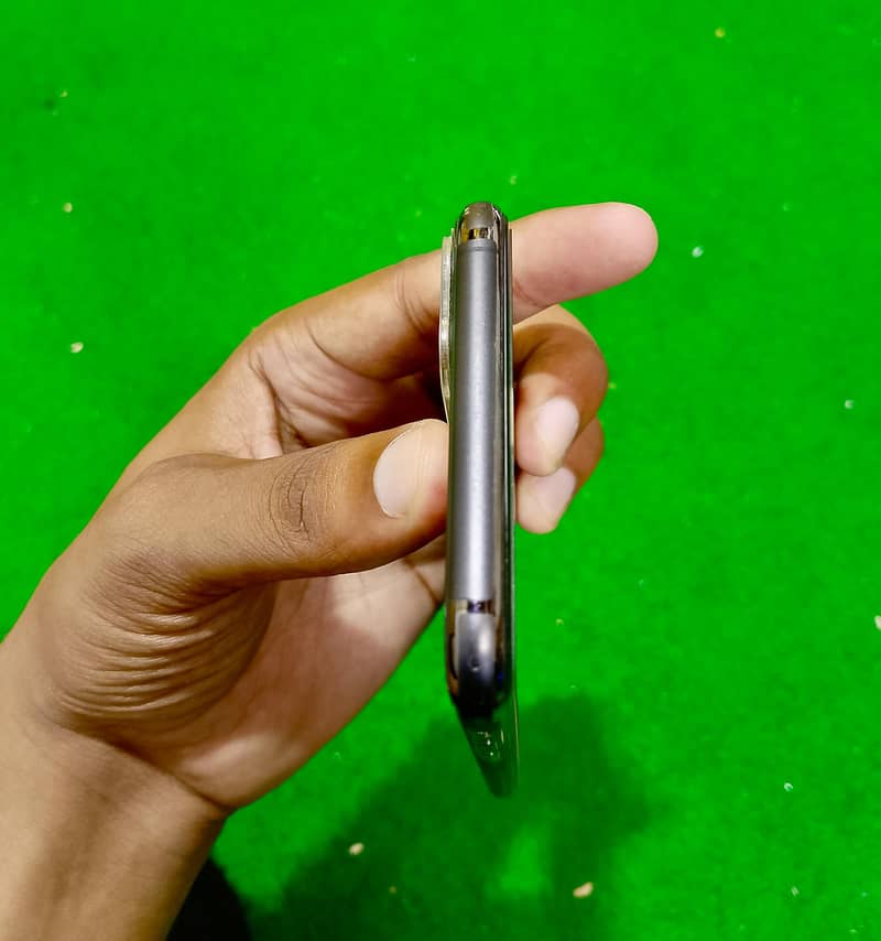 Apple iPhone 11 Pro Max 4