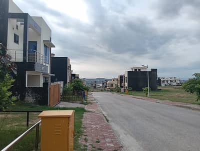 10 Marla Plot For Sale