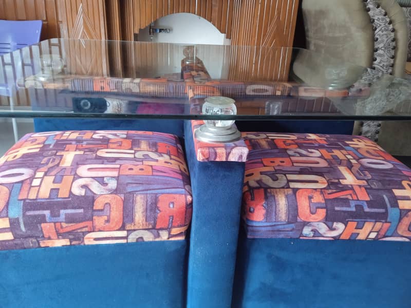 table with 4 stools 1