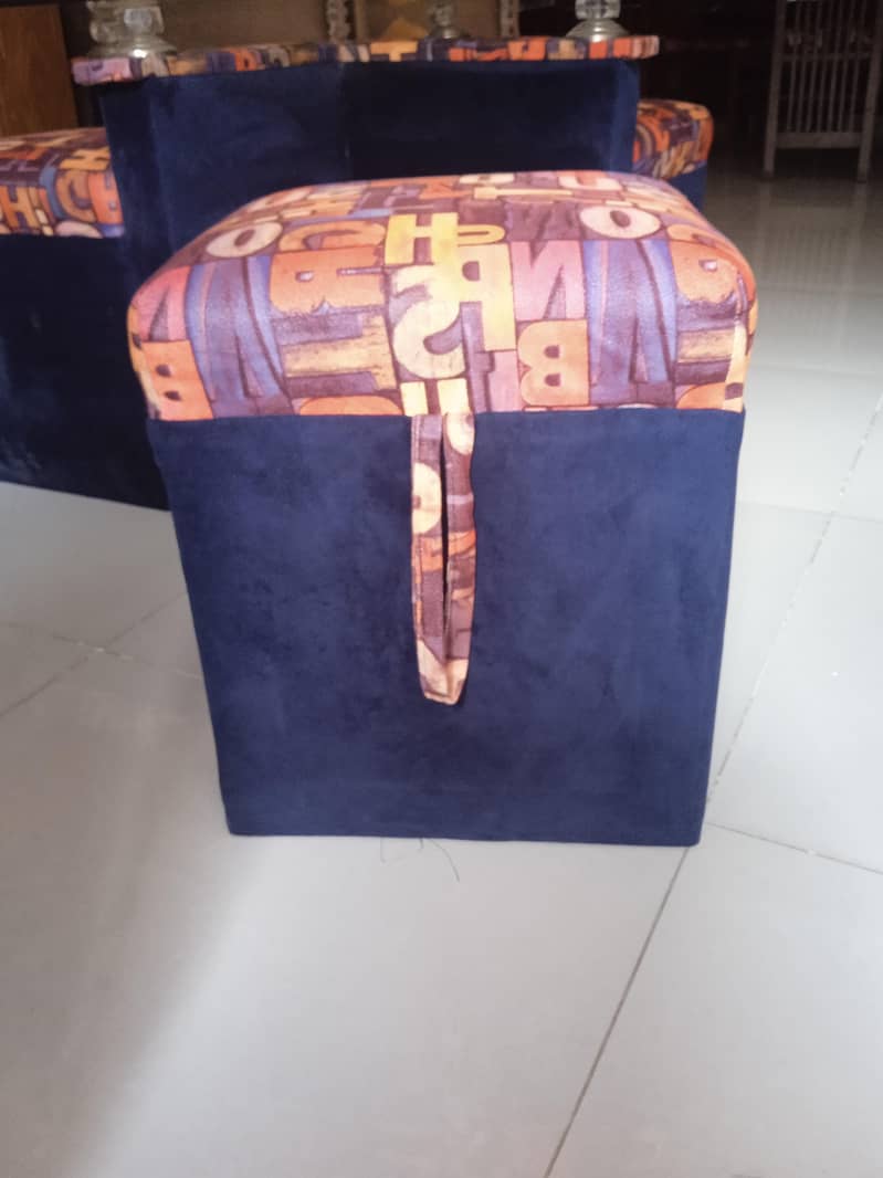 table with 4 stools 3