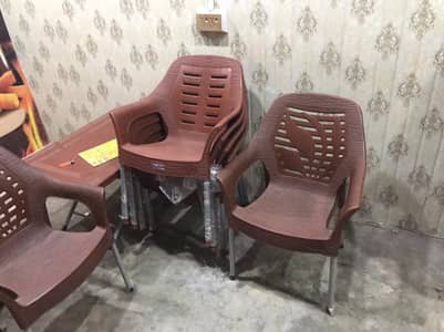 1 table 10 chair bhot km use hoi h